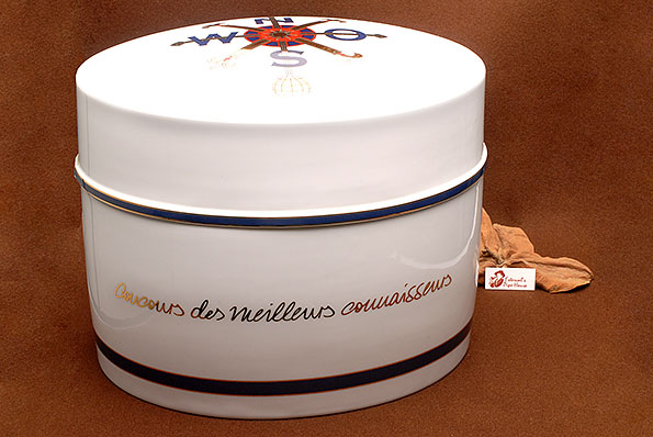 Laura Chavin porcelain humidor for approx.50 cigars by Rosenthal Laura Chavin porcelain humidor for approx.50 cigars by Rosenthal