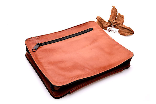 Dereso Select Pfeifentasche Leder Cognac Hellbraun R�ckseite mit Rei�verschlussfach