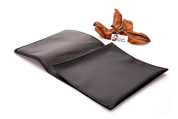 Wess Design Tabakbeutel Kunststoff Schwarz Erster Aufklappschritt