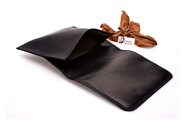 Wess Design Tabakbeutel Kunststoff Schwarz Komplett ge�ffnetes Tabakfach
