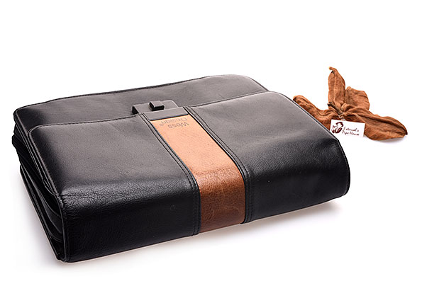 Martin Wess Design Leder Pfeifentasche Unterseite Verschluss Nahaufnahme