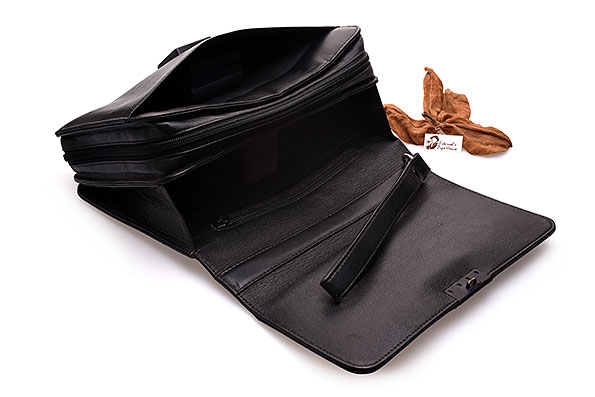 Martin Wess Design Leder Pfeifentasche Ge�ffnete Frontklappe Innenf�cher